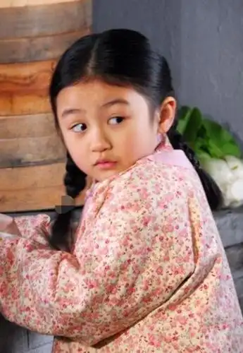 她四岁出道,因《花千骨》被称为"最丑童星",如今美得认不出