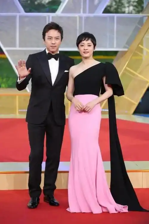 孙俪邓超一家四口海边度假,重现四年前合影,网友:甜文照进现实