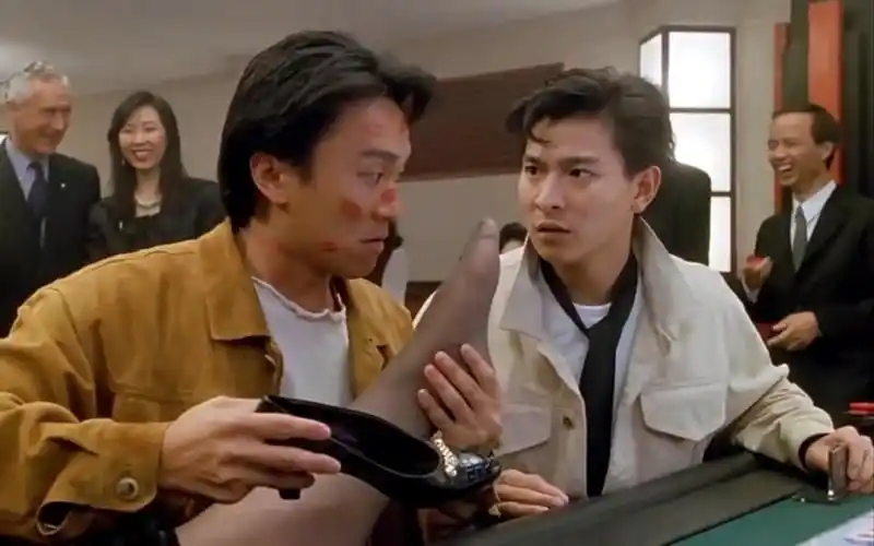 三大开挂高手赌场过招,十块钱横扫1500万,周星驰刘德华经典赌片《赌侠