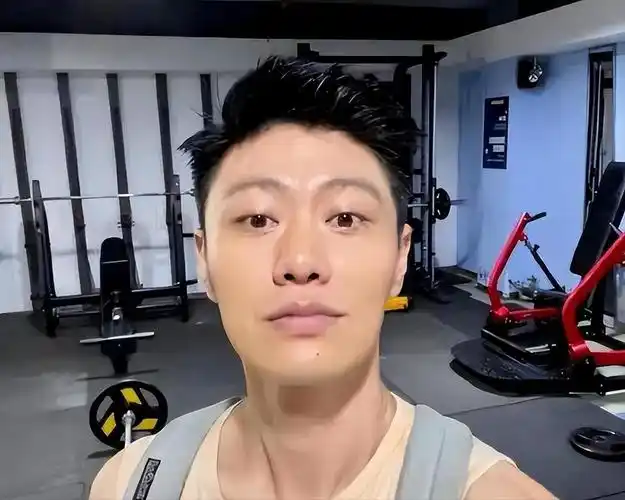 回顾39岁赵荀,从李二牛改成花美男,他的骨盆用3颗钉子挂在腰上