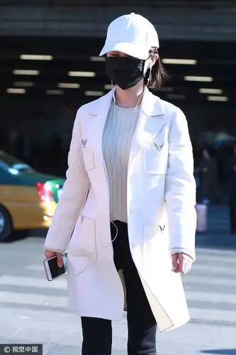 舒畅白色西装大衣黑色喇叭裤 黑白配知性有型