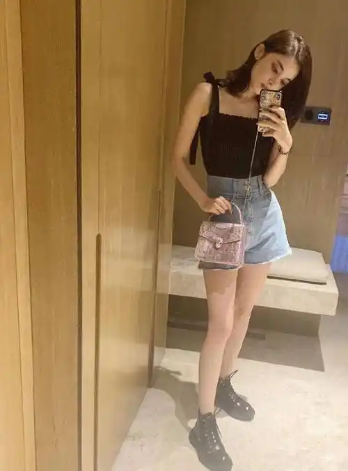 原创古力娜扎私服美爆了穿黑色吊带加超短裤小蛮腰大长腿一样不落