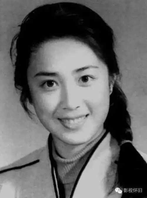 这是一个挽救失足女青年的故事,傅艺伟饰演的小曼是一个配角,她把这个