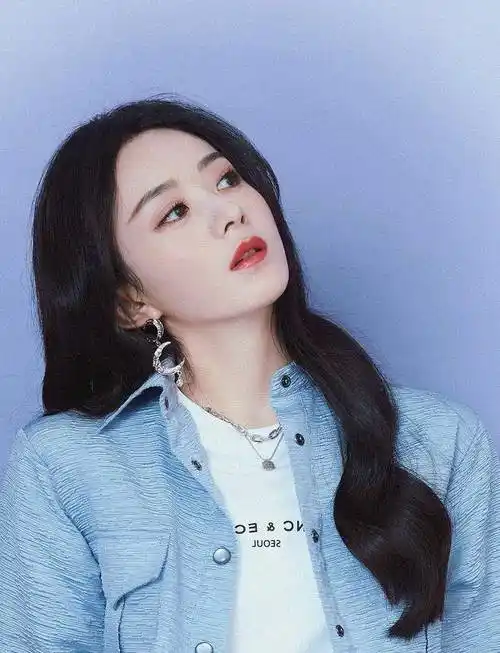 9月22日,网上曝出一组赵丽颖的写真照,照片中赵丽颖身穿蓝色套装,配上