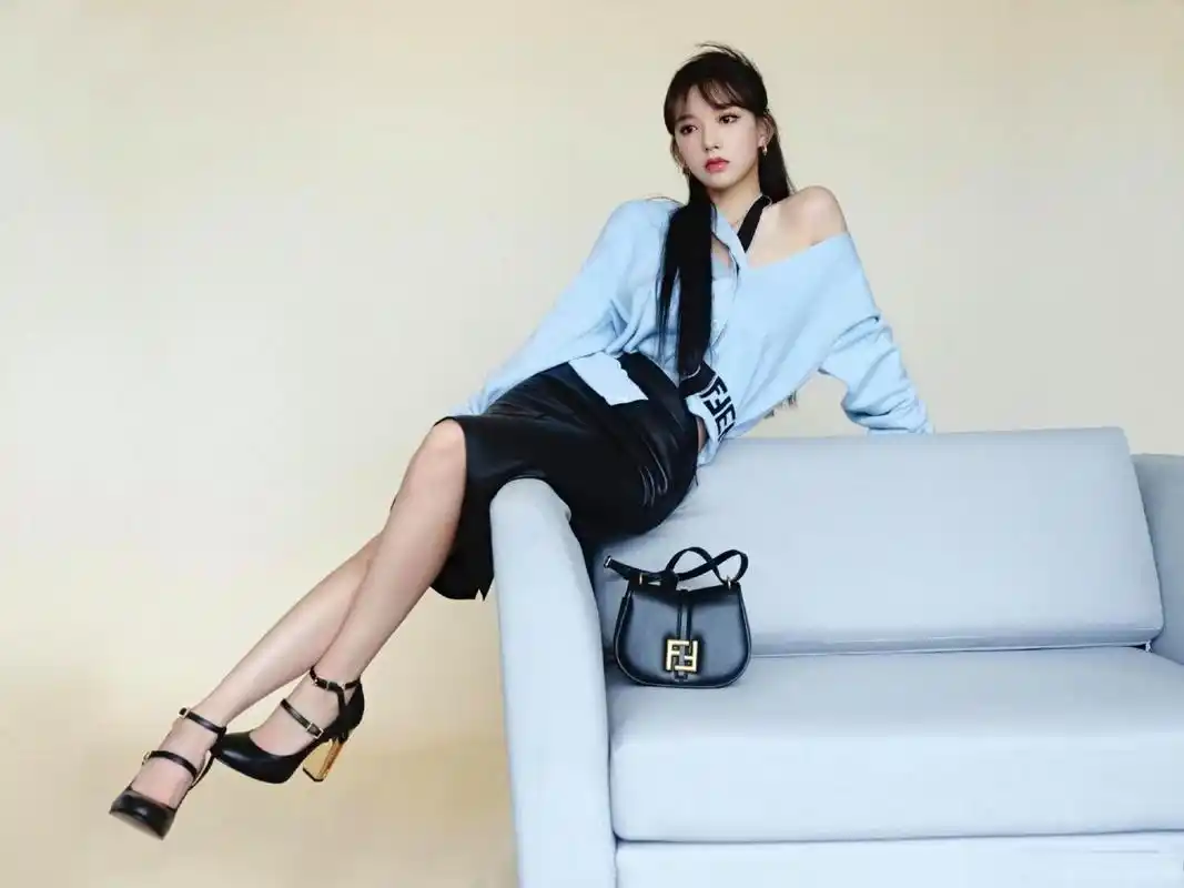 程潇身着fendi 2023秋冬女士系列,搭配新款cmon手袋手袋,游曳微蓝,沁