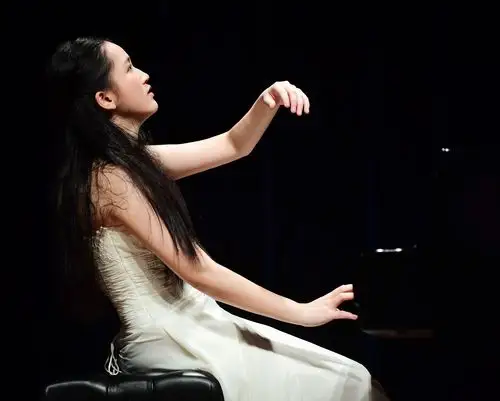 【名人百科】旅美青年钢琴家王思颖_音乐