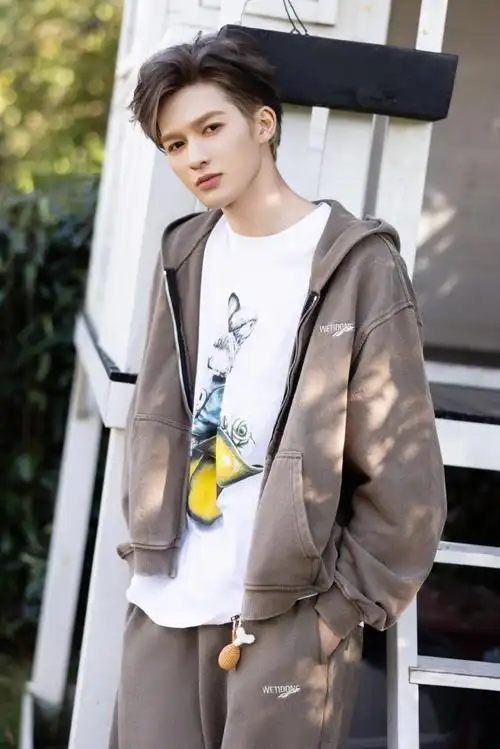 朱正廷和狗互动看疼我了##朱正廷抱狗深蹲