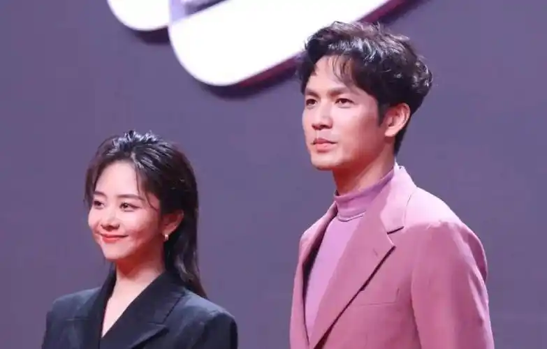 但随着时间的推移,和钟汉良年纪的增长,观众逐渐不满足于钟汉良"填鸭