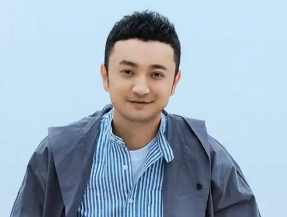 朱军和毕福剑走了,尼格买提接替了央视的首席主持人的位置,担任了