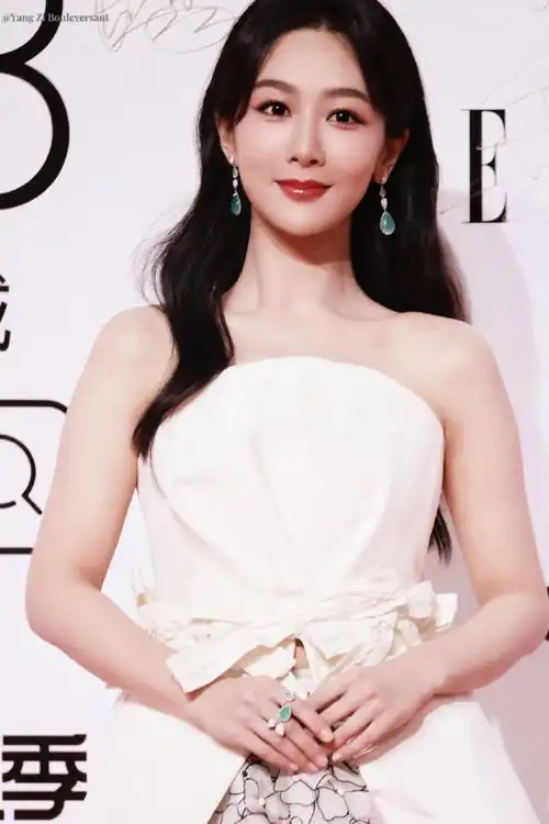 杨紫 两套造型##杨紫 还没出图##elle风尚大典