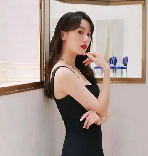 袁冰妍生图又上热搜,有谁注意到她肩膀的形状?