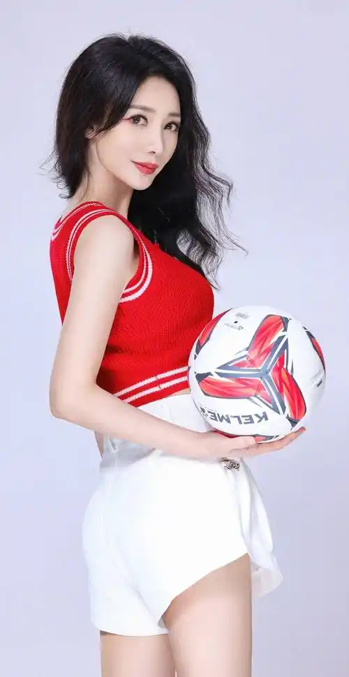 明星写真:柳岩足球小子艺术照,充满激情和动感_数字_照片_红色