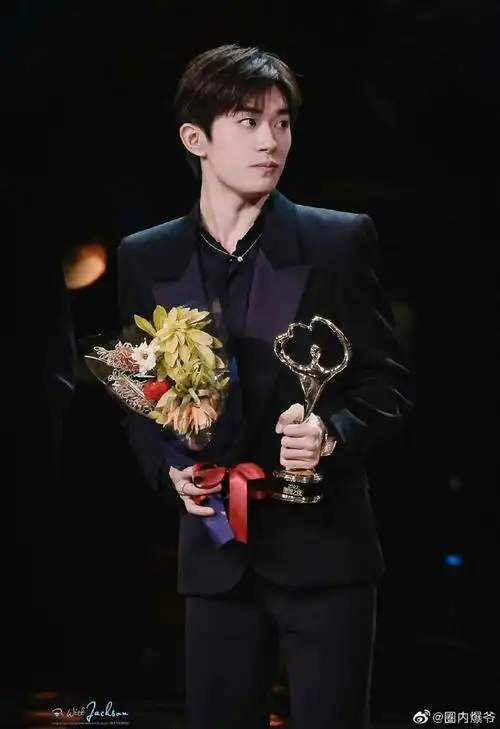 易烊千玺侧头看王俊凯##易烊千玺侧头看王俊凯领奖