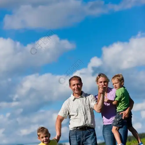 幸福的家庭父亲母亲和两个儿子在美丽的夏日散步