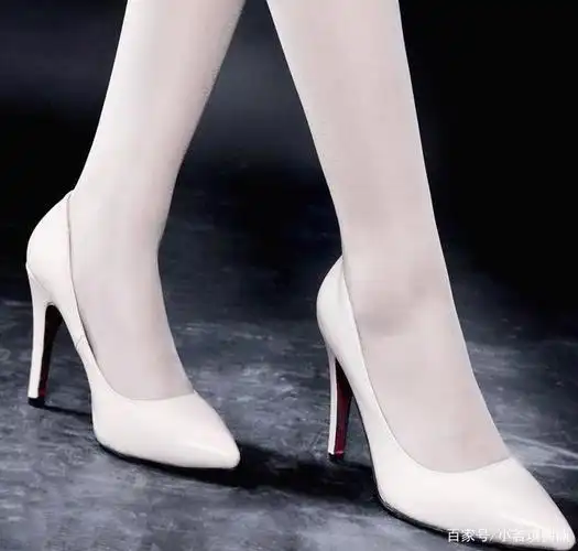 细跟高跟鞋采用精美的皮革材料,尖头的款式时尚美观,穿上这双高跟鞋会