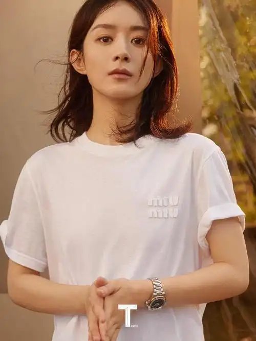 赵丽颖再登杂志封面性感妩媚如初恋眼神犀利难掩帅气