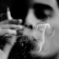 qq头像男生黑白伤感抽烟_抽烟不仅伤肺还伤心