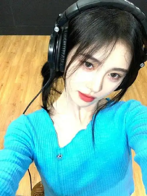 鞠婧祎分享自拍美照 穿蓝色斜领上衣戴耳机温柔迷人