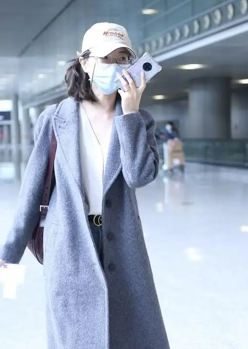 明星的休闲穿搭穿风衣戴鸭舌帽时尚而简约