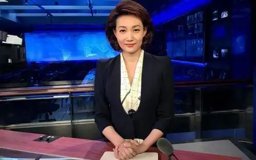 新闻联播主持人李梓萌摘掉头套美到认不出与镜头前差别太大