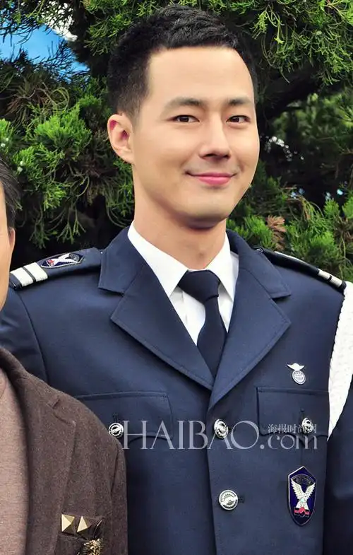 服役时被编入空军的赵寅成身着制服挺拔有型,配上寸头与那张柔嫩的