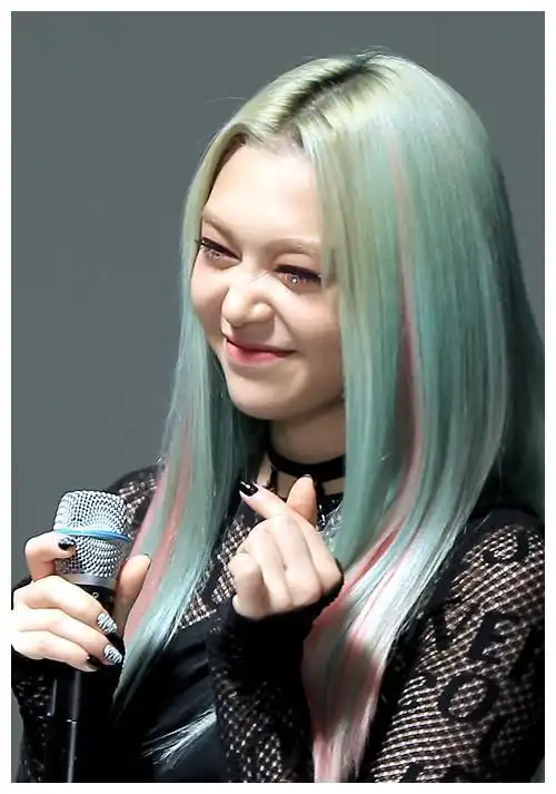 刘仁娜穿短裙秀白皙美腿权志龙疑整容|刘仁娜|权志龙|整容_新浪新闻