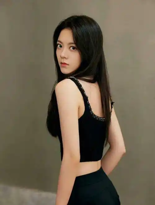 赵今麦的新造型又酷又漂亮,他身穿黑色吊带高腰裤,尽显优雅高贵气质