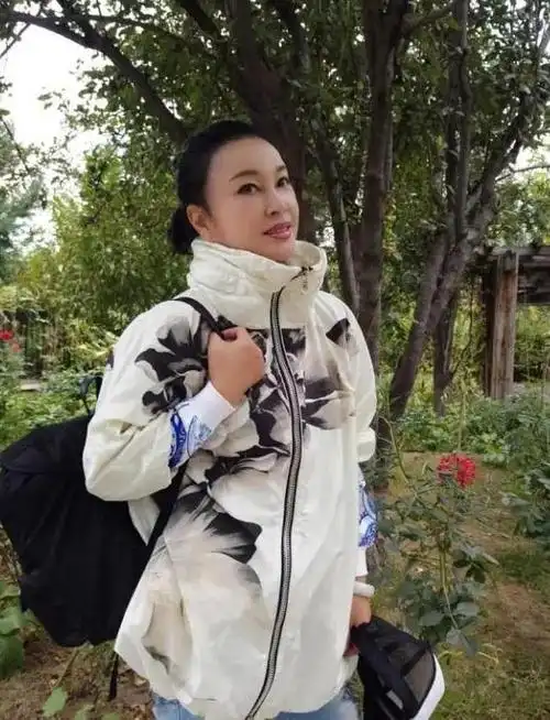 刘晓庆不因为年龄大而素颜,化妆打扮时尚,比很多同龄看着都年轻