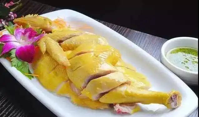 白切鸡是粤菜的经典,通常选用三黄鸡于沙姜,蒜蓉等作料制作而成,口感