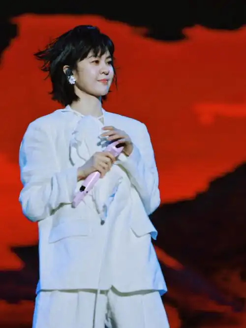 郁可唯超话#听live听郁可唯#今晚@郁可唯姐姐演出现场美图来啦!