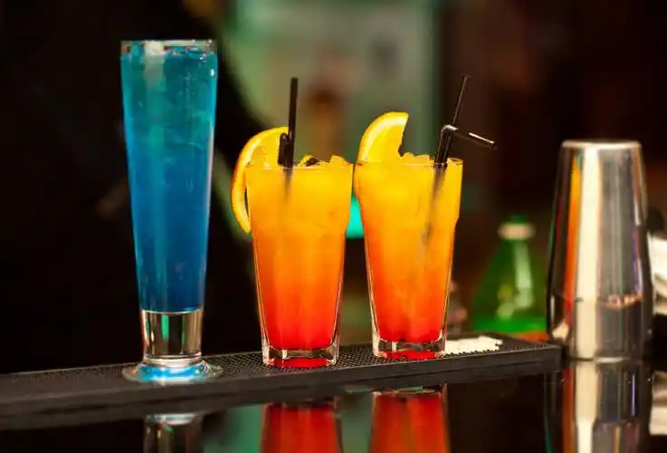 调酒师在吧台倒酒