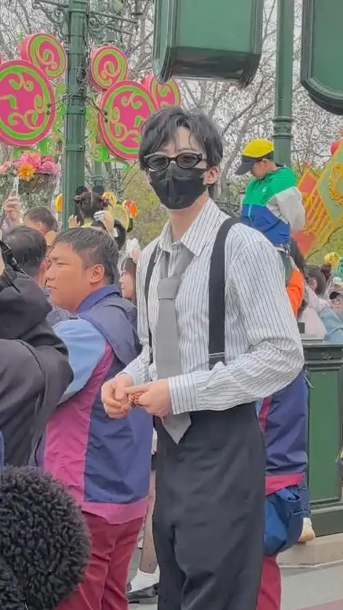 迪士尼偶遇刘宇宁##刘宇宁 迪士尼乐园##刘宇宁珠帘玉幕##珠帘玉幕