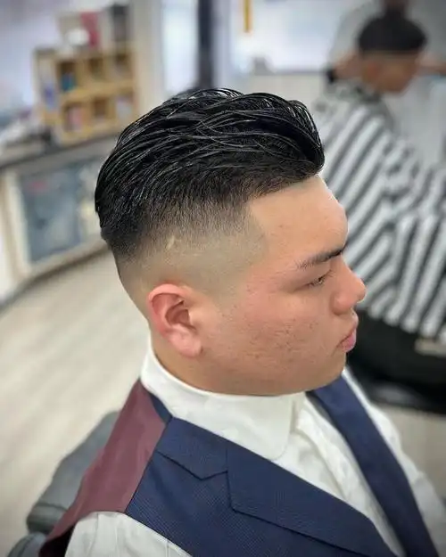 头顶背头是一种修剪方式独特的发型,将头顶的头发留长向后梳理,而两侧