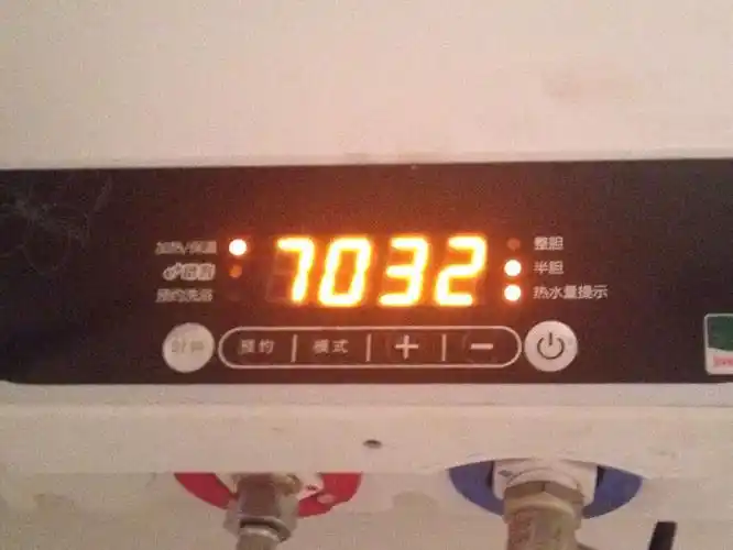 请教:储水式电热水器烧水过程中液晶屏幕在闪烁的数字什么意思?