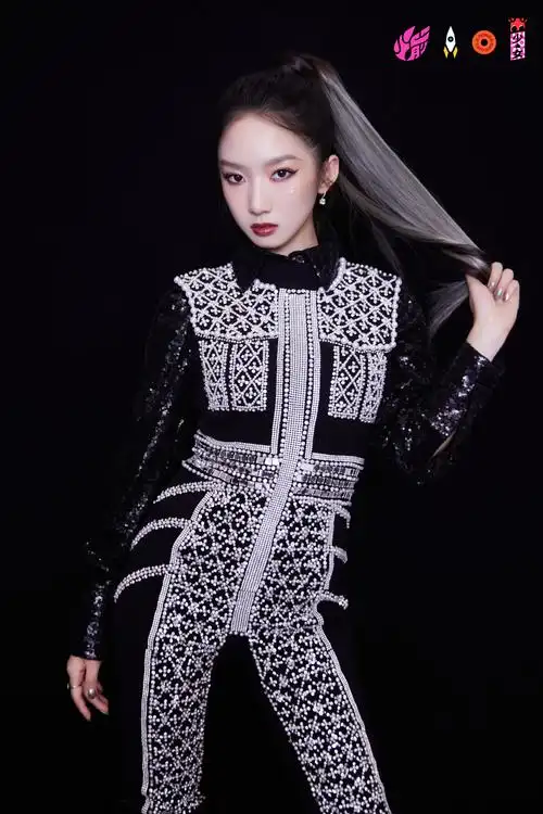 火箭少女101金属感造型大片写真图片