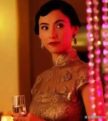 人生经历: 张柏芝是一位中国著名女演员和歌手,出生于1979年.