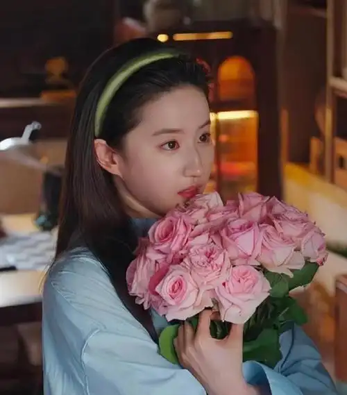 刘亦菲抱着的"花"火了,本是"滞销玫瑰",现在被疯抢