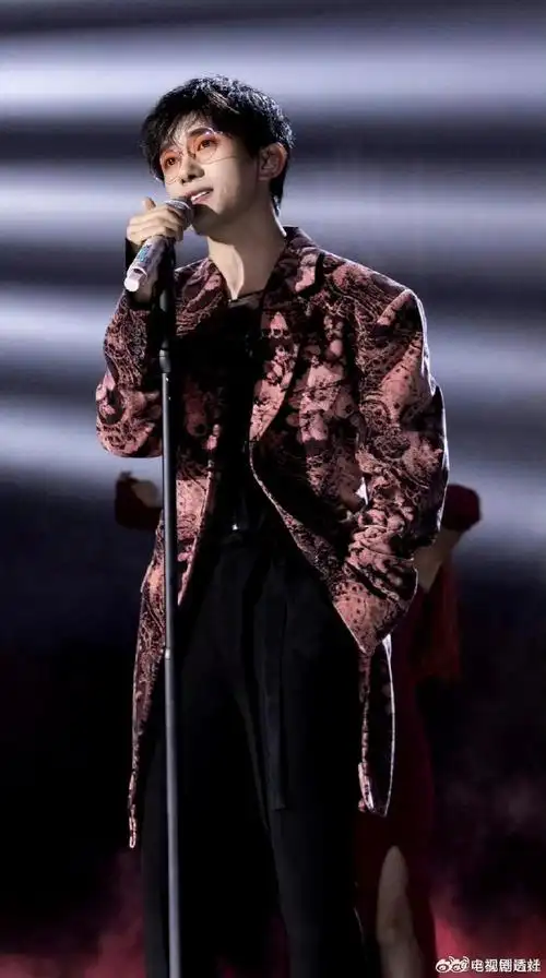 易烊千玺立麦眼镜杀