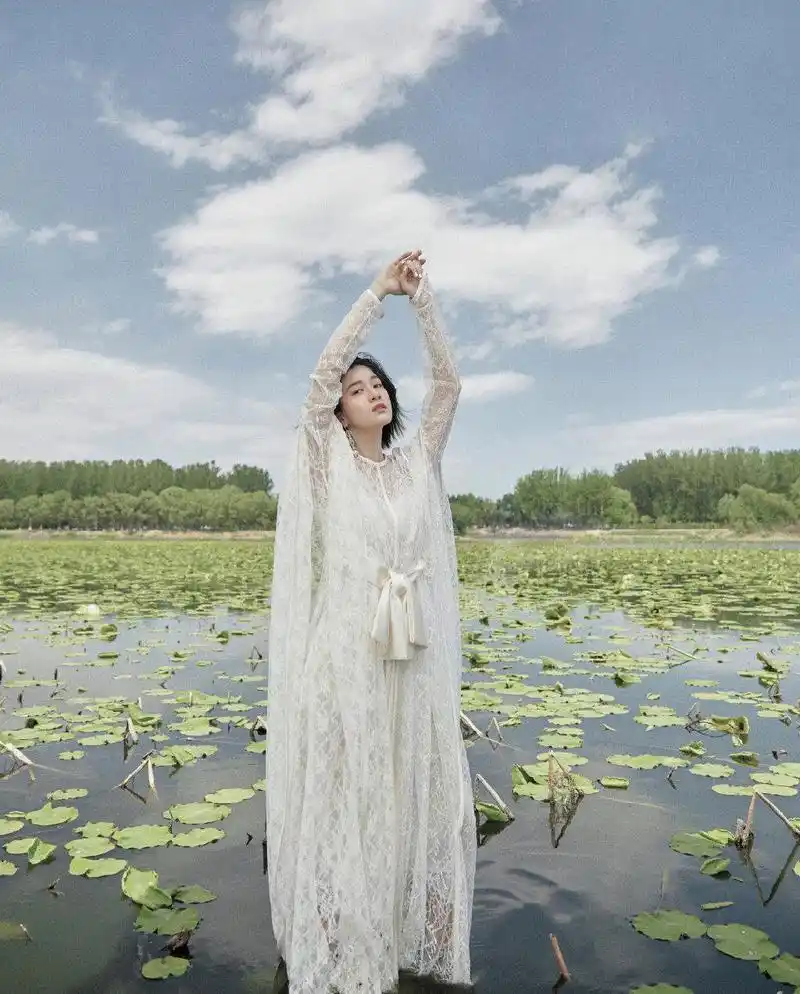 原创张雪迎变何仙姑了穿白色蕾丝收腰长裙站荷塘中仙气十足