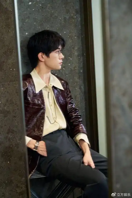 易烊千玺中分发型侧颜完美 穿棕红色夹克帅气有型|易烊千玺|棕红色