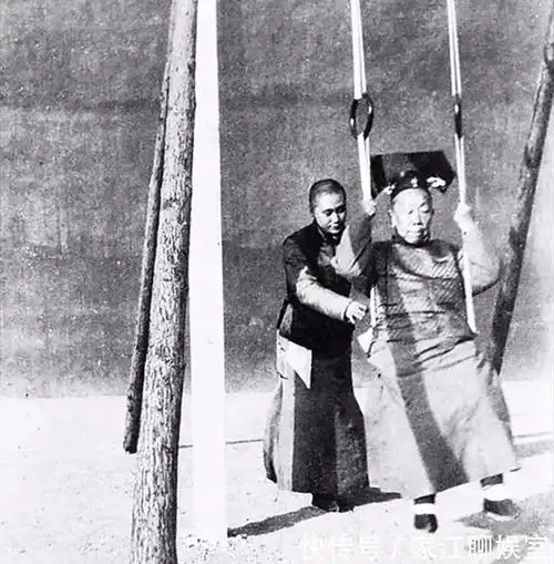 清末老照片荡秋千的老宫女已年过五旬皇后婉容冒着大雨出门