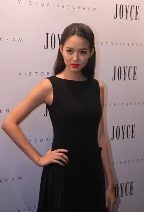 张梓琳的气场一般人超不过,与"贝嫂"合影,感觉也并不输阵