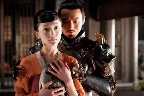 坊间有绯闻传出:"韦小宝"(黄晓明饰)与"曾柔"(李菲儿饰)的感情,从戏内