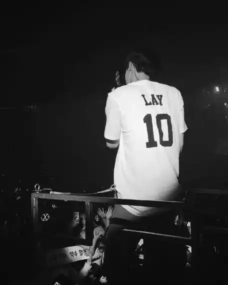 求张艺兴穿背后有10的衣服的背影照,无水印