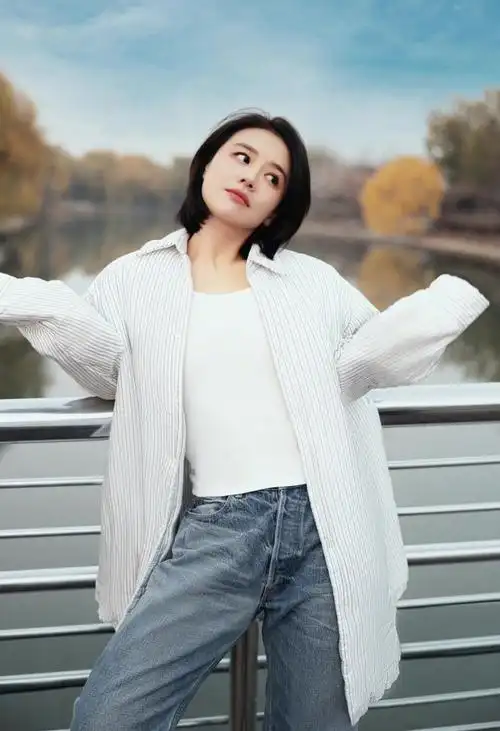 马思纯白色条纹棉服造型冬至写真笑露贝齿温暖又明媚