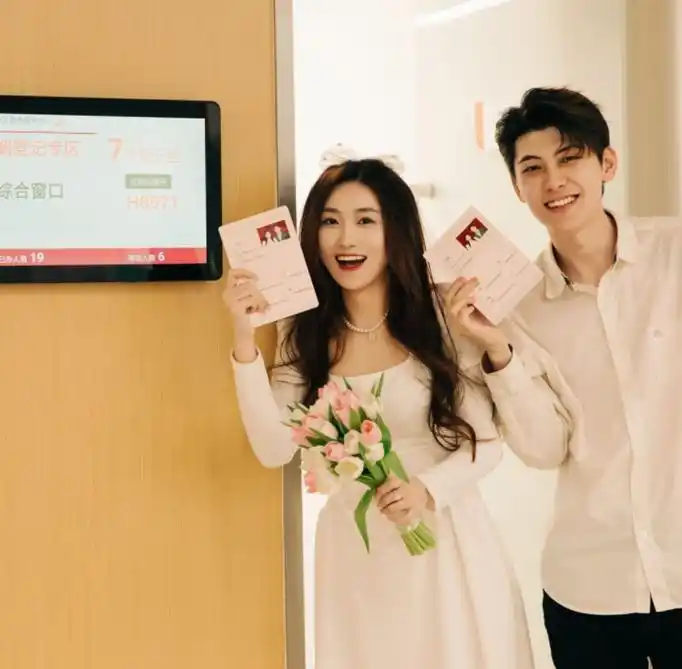 蔡徐坤亲密照原图被扒出,原博主已报警,一系列反转被质疑太巧合