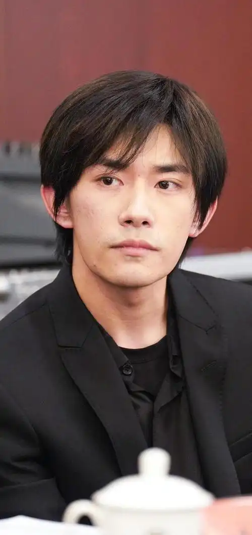 240131青春风采不减易烊千玺影协大会风采纯素颜亮相引网友热议