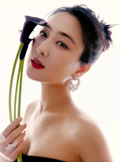 马苏抹胸长裙高清写真,美肩外露,美艳大气!__财经头条