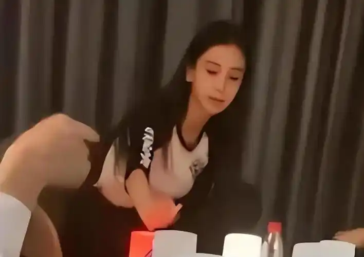 angelababy抽烟被拍!吞云吐雾姿势娴熟,素颜出镜五官精致_腾讯新闻