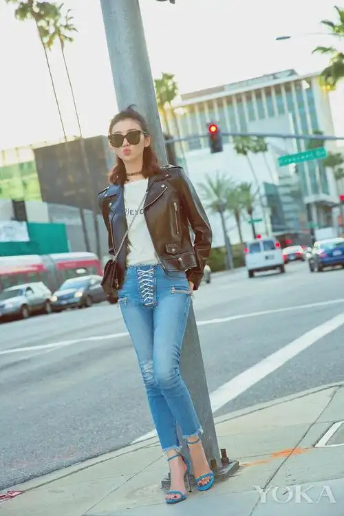 景甜洛杉矶街拍 半丸子头酷帅俏皮_时尚_明星_星街拍_yoka时尚网